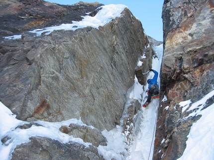 Colin Haley - Colin Haley durante la prima salita di ¨Intravenous¨ su Chiwawa Mountain (Cascades), a 20 anni.