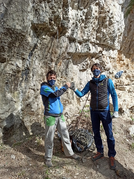 Climb and Clean, Matteo Della Bordella, Massimo Faletti - Massimo Faletti e Matteo Della Bordella impegnati nella pulizia della zona sopra la falesia di Forti di Civezzano a Trento, nell'ambito del loro progetto Climb and Clean