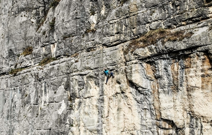 Climb and Clean, Matteo Della Bordella, Massimo Faletti - Matteo Della Bordella in arrampicata alla falesia di Forti di Civezzano, a pochi chilometri da Trento