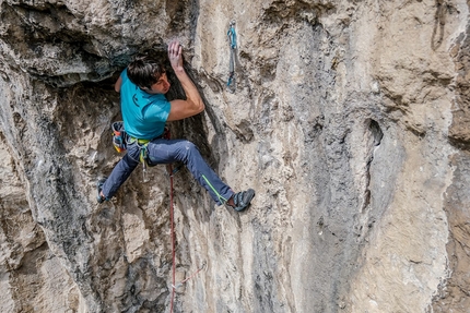 Climb and Clean, Matteo Della Bordella, Massimo Faletti - Matteo Della Bordella in arrampicata alla falesia di Forti di Civezzano, a pochi chilometri da Trento