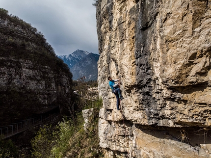 Climb and Clean, Matteo Della Bordella, Massimo Faletti - Matteo Della Bordella in arrampicata alla falesia di Forti di Civezzano, a pochi chilometri da Trento