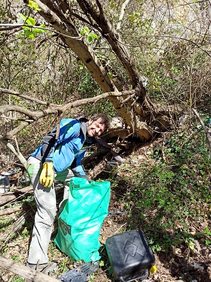 Climb and Clean, Matteo Della Bordella, Massimo Faletti - Massimo Faletti raccoglie i rifiuti attorno alla falesia di Forti di Civezzano, a pochi chilometri da Trento, nell'ambito del progetto Climb and Clean