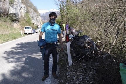 Climb and Clean, Matteo Della Bordella, Massimo Faletti - Matteo Della Bordella raccoglie i rifiuti attorno alla falesia di Forti di Civezzano, a pochi chilometri da Trento, nell'ambito del progetto Climb and Clean