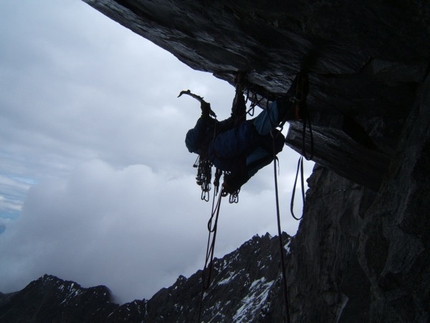 Colin Haley - Colin Haley durante la prima salita di The Entropy Wall, Mt. Moffit, Alaska.