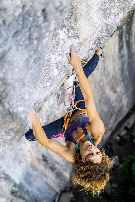 Laura Giunta - Laura Giunta su Avanzi di Galera 8a+ alla falesia di Padaro, Arco