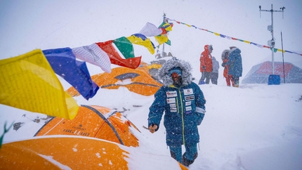 Alex Txikon oltre gli Ottomila: in Nepal sostenibilità ed aiuto alla popolazione locale