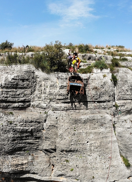 Climb and Clean, Matteo Della Bordella, Massimo Faletti - Climb and Clean: Matteo Della Bordella e Massimo Faletti impegnati nella pulizia della della falesia Sant'Andrea a Buccheri in Sicilia