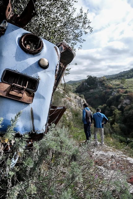 Climb and Clean, Matteo Della Bordella, Massimo Faletti - Climb and Clean: Matteo Della Bordella e Massimo Faletti impegnati nella pulizia della della falesia Sant'Andrea a Buccheri in Sicilia