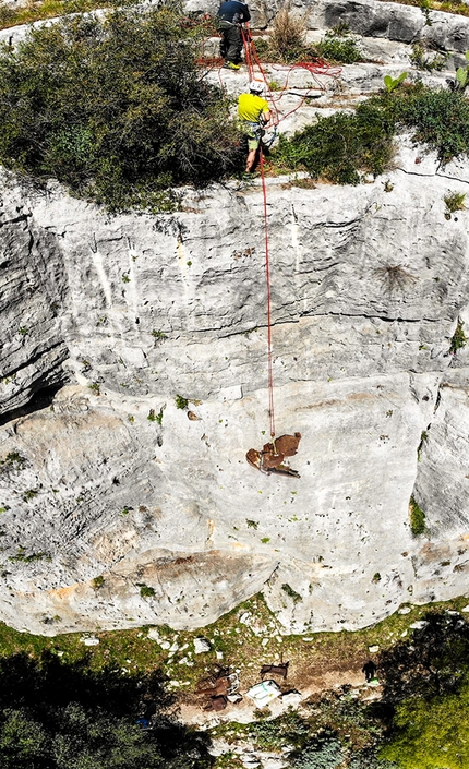 Climb and Clean, Matteo Della Bordella, Massimo Faletti - Climb and Clean: Matteo Della Bordella e Massimo Faletti impegnati nella pulizia della della falesia Sant'Andrea a Buccheri in Sicilia