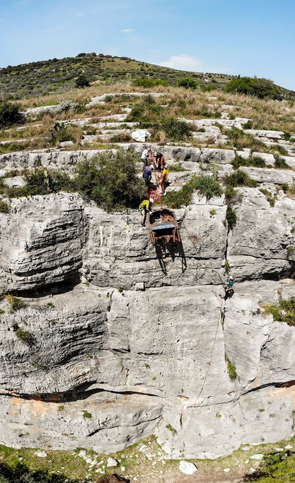 Climb and Clean di Matteo Della Bordella e Massimo Faletti, in Sicilia ripulita la falesia di Buccheri