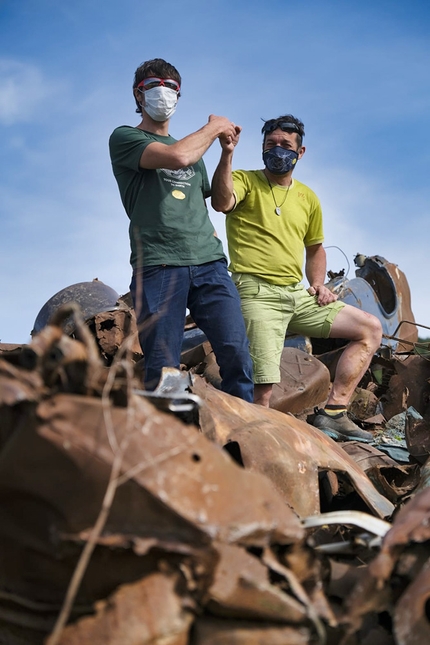 Climb and Clean, Matteo Della Bordella, Massimo Faletti - Climb and Clean: Matteo Della Bordella e Massimo Faletti impegnati nella pulizia della della falesia Sant'Andrea a Buccheri in Sicilia