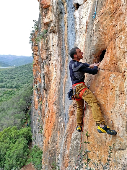 Quirra, Sardegna - Davide Melis in arrampicata a Quirra in Sardegna