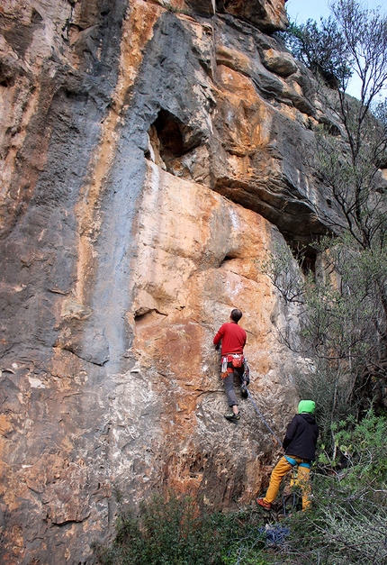 Quirra, Sardegna - Gianluca Piras in arrampicata a Quirra in Sardegna