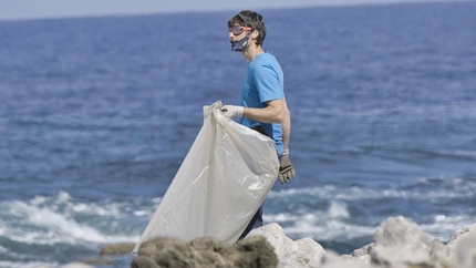 Climb and Clean, Matteo Della Bordella, Massimo Faletti - Climb and Clean: Matteo Della Bordella e Massimo Faletti impegnati nella pulizia della della falesia San Vito Lo Capo in Sicilia