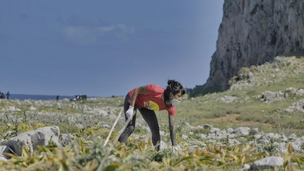 Climb and Clean, Matteo Della Bordella, Massimo Faletti - Climb and Clean: Matteo Della Bordella e Massimo Faletti impegnati nella pulizia della della falesia San Vito Lo Capo in Sicilia