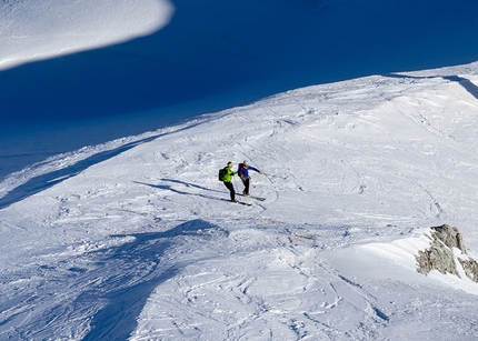 Adamello, Busazza, Presanella, Leonardo Gheza, Giulia Venturelli, alpinismo - Leonardo Gheza e Giulia Venturelli in salita durante il concatenamento delle le parete nord dell’Adamello, Cima della Busazza e Presanella