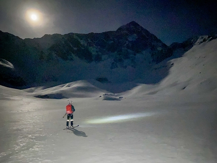 Adamello, Busazza, Presanella, Leonardo Gheza, Giulia Venturelli, alpinismo - Giulia Venturelli verso la nord dell'Adamello