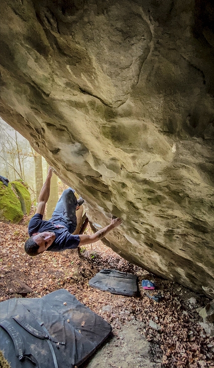 Tintorale Boulder, Abruzzo, Elias Iagnemma - Elias Iagnemma climbing Jinzo 7B+/C at Tintorale Boulder in Abruzzo, Italy