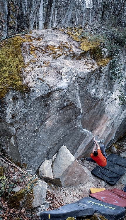 Tintorale Boulder, Abruzzo, Elias Iagnemma - Elias Iagnemma su Anubi 8A+ a Tintorale Boulder in Abruzzo