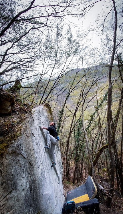 Tintorale Boulder, Abruzzo, Elias Iagnemma - Elias Iagnemma su Amonet 7C a Tintorale Boulder in Abruzzo