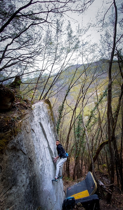 Tintorale Boulder, Abruzzo, Elias Iagnemma - Elias Iagnemma su Amonet 7C a Tintorale Boulder in Abruzzo