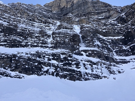 Mount Niblock, Canada, Brette Harrington, Dylan Cunningham - Brette Harrington e Dylan Cunningham aprendo Just a Nibble sulla parete NE di Mount Niblock in Canada il 17/04/2021