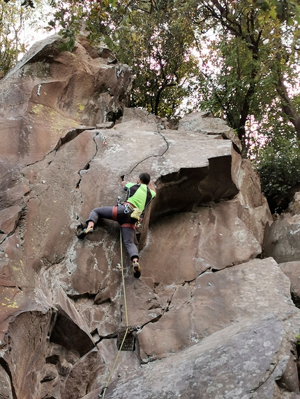 Falesia del Salice, Etna, Sicilia, Massimo Flaccavento  - Salvo Orfila su Rider in the sky, 6b+, Falesia del Salice, Sicilia