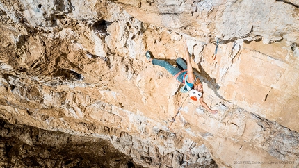 Sperlonga, Petzl Legend Tour Italia  - Wafaa Amer in arrampicata a Sperlonga