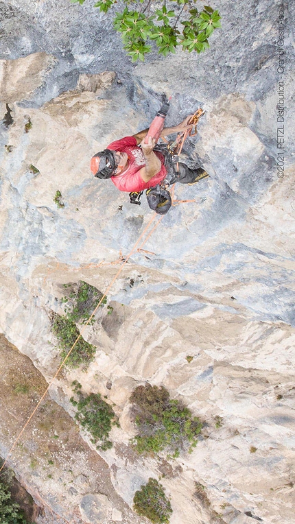 Sperlonga, Petzl Legend Tour Italia  - Severino Scassa bolting a new climb at Sperlonga