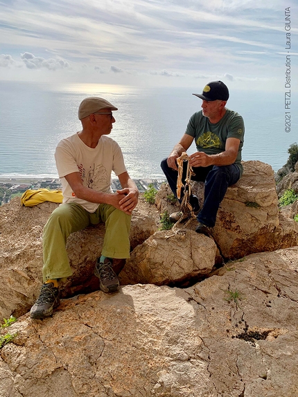 Sperlonga, Petzl Legend Tour Italia  - Bruno Vitale e Severino Scassa durante la consegna del materiale rimosso dalla richiodatura a Sperlonga