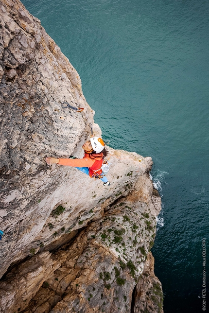 Sperlonga, Petzl Legend Tour Italia  - Wafaa Amer climbing La Croce del Sud 6b, Montagna Spaccata, Gaeta, Sperlonga