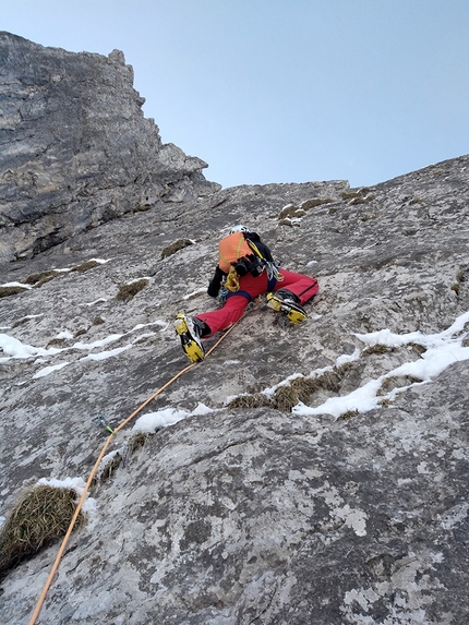 Corna Piatta, Monte Alben, Alpi Orobie, Marco Serafini, Emanuele Cavenati, Hamal Cantù - Drycula alla Corna Piatta: placca del secondo tiro