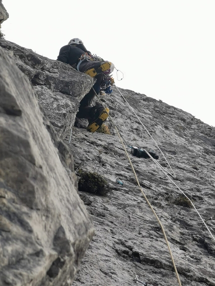 Corna Piatta, Monte Alben, Alpi Orobie, Marco Serafini, Emanuele Cavenati, Hamal Cantù - Drycula alla Corna Piatta: l’uscita dal diedro del terzo tiro