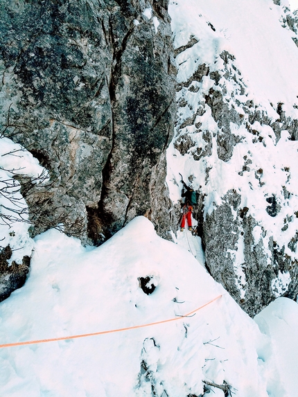 Corna Piatta, Monte Alben, Alpi Orobie, Marco Serafini, Emanuele Cavenati, Hamal Cantù - Drycula alla Corna Piatta: la goulotte del quarto tiro