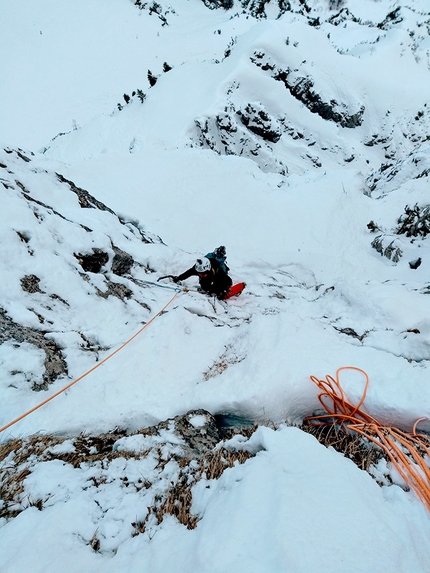 Corna Piatta, Monte Alben, Alpi Orobie, Marco Serafini, Emanuele Cavenati, Hamal Cantù - Drycula alla Corna Piatta: in parete sembra ancora inverno