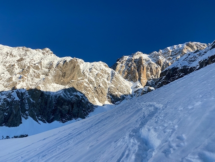 Mont Brouillard, Couloir del Quid Pluris, Denis Trento, Monte Bianco - Denis Trento il 24/04/2021, avvicinamento al Couloir del Quid Pluris sul Mont Brouillard (gruppo del Monte Bianco)