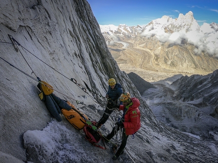 Cavalli Bardati, Bhagirathi, Ragni di Lecco - Cavalli Bardati, il film che documenta la prima salita della parete ovest di Bhagirathi IV (6193m) nel Himalaya Indiano, effettuata dai Ragni di Lecco Matteo Della Bordella, Luca Schiera e Matteo De Zaiacomo nel settembre 2019.