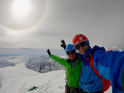 Mt. Huntington, Alaska, Ines Papert, Luka Lindič - Ines Papert e Luka Lindič in cima al Mt. Huntington, Alaska, dopo la prima salita di Heart of Stone sulla parete ovest