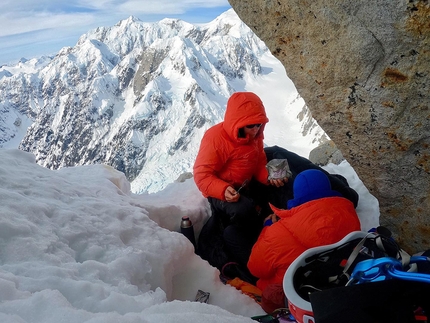 Mt. Huntington, Alaska, Ines Papert, Luka Lindič - Ines Papert al bivacco sulla parete ovest di Mt. Huntington, Alaska, durante l'apertura di  in apertura su Heart of Stone insieme a Luka Lindič