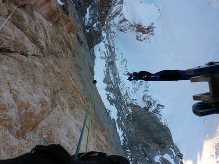 Fabio Valseschini, Prima invernale solitaria sulla Nord-Ovest della Civetta - Valseschini con il saccone sugli strapiombi della Via dei 5 di Valmadrera, Civetta, Dolomiti