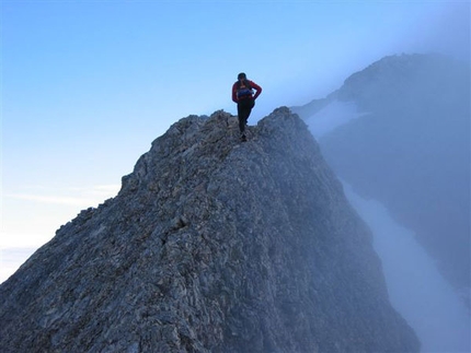 Sulle creste delle Dolomiti in 50 giorni - Il concatenamento di 106 cime a “tremilametri”, i trasferimenti tra 17 gruppi dolomitici da effettuarsi solo a piedi o in bicicletta, un tempo massimo di 90 giorni per terminare: c’erano tutti gli ingredienti per farsi trascinare in questa indimenticabile avventura.