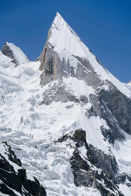 Laila Peak, Andrzej Bargiel, Jędrek Baranowski - Laila Peak (6096m). The mountain has a somewhat chequered history: first ascended, unofficially, in 1987 by the British mountaineers Andy Cave, Tom Curtis, Sean Smith and Simon Yates via the West Face, it was subsequently climbed in the early 90’s by a German expedition and by a Swiss expedition in 1993. The first official ascent was carried out in 1996 by an Italian expedition led by Oreste Forno: on 2 July Paolo Cavagnetto and Fabio Iacchini summited via the northwest ridge, while Camillo Della Vedova, Giovanni Ongaro and Guido Ruggeri followed in the footsteps the next day.