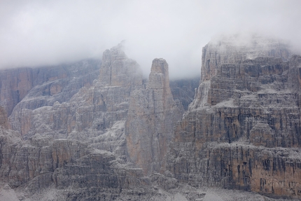 Dolomiti di Brenta, Via Dalì, Cima Ceda, Alessandro Beber, Marco Maganzini - Il Campanile Basso visto dalla cima del Pilastro dele Pope durante l'apertura della Via Dalì alla Cima Ceda