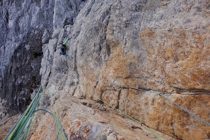 Dolomiti di Brenta, Via Dalì, Cima Ceda, Alessandro Beber, Marco Maganzini - Marco Maganzini sul muro giallo della Via Dalì alla Cima Ceda (Dolomiti di Brenta)