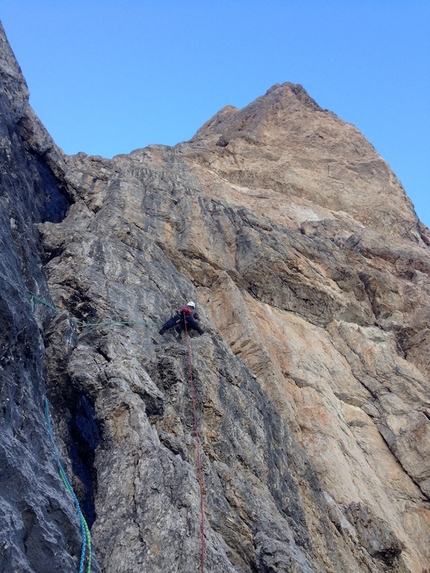 Dolomiti di Brenta, Via Dalì, Cima Ceda, Alessandro Beber, Marco Maganzini - Alessandro Beber verso gli strapiombi del terzo tiro della Via Dalì alla Cima Ceda (Dolomiti di Brenta)