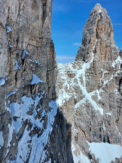 Cima Brenta Alta, Dolomiti di Brenta, Gola Nord-Est, Francesco Salvaterra, Piero Onorati, Manuela Farina - Gola Nord-Est alla Cima Brenta Alta: 'Visto dalla mia prospettiva sembra quasi la Traversata degli Dei all’Eiger, ma nella direzione opposta.'