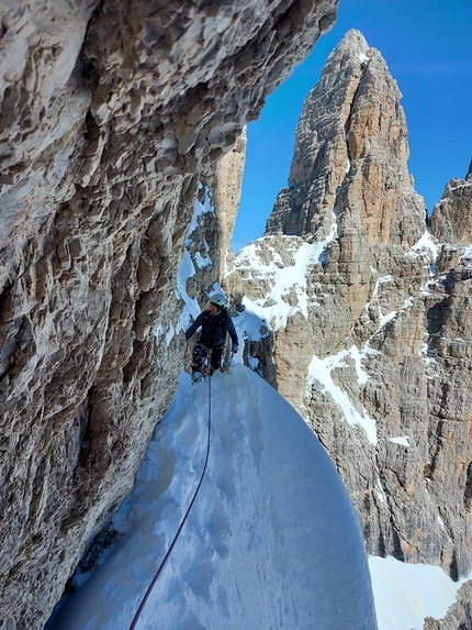 Cima Brenta Alta, Dolomiti di Brenta, Gola Nord-Est, Francesco Salvaterra, Piero Onorati, Manuela Farina - Gola Nord-Est alla Cima Brenta Alta: Piero Onorati sul traverso, al cospetto del Campanile Alto