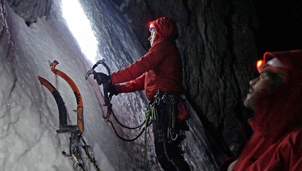 Cima Tosa, Dolomiti di Brenta, Pazzione Primavernale, Emanuele Andreozzi, Matteo Faletti, Santiago Padrós - Si parte: Emanuele Andreozzi apre i primi 4 tiri di Pazzione Primavernale alla Cima Tosa nelle Dolomiti di Brenta, insieme a Matteo Faletti e Santiago Padrós