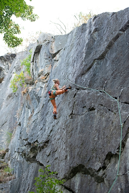 Falesia Pont d'Aël, Valle di Cogne, Valle d'Aosta, Matteo Giglio - Alessandra Gianatti su La petite Grenouille (7a) a Pont d'Aël in Valle di Cogne, Valle d'Aosta