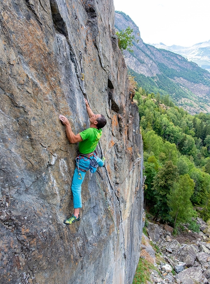 Falesia Pont d'Aël, Valle di Cogne, Valle d'Aosta, Matteo Giglio - Matteo Giglio nel settore Basso di Pont d'Aël in Valle di Cogne, Valle d'Aosta